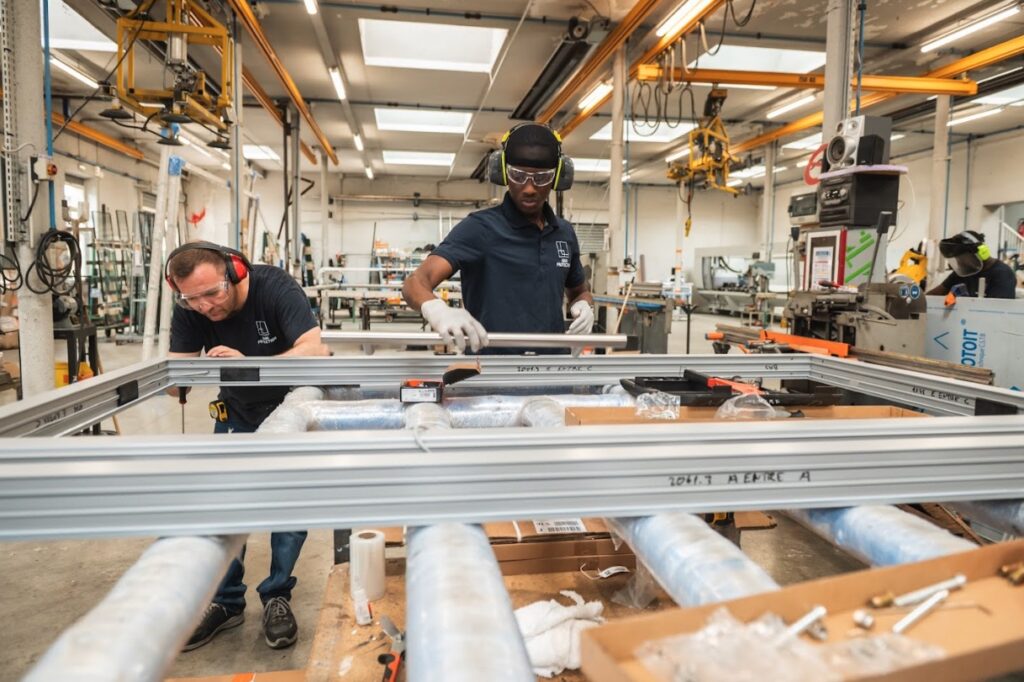 Techniciens des Ateliers Dewerpe en train de fabriquer une baie vitrée