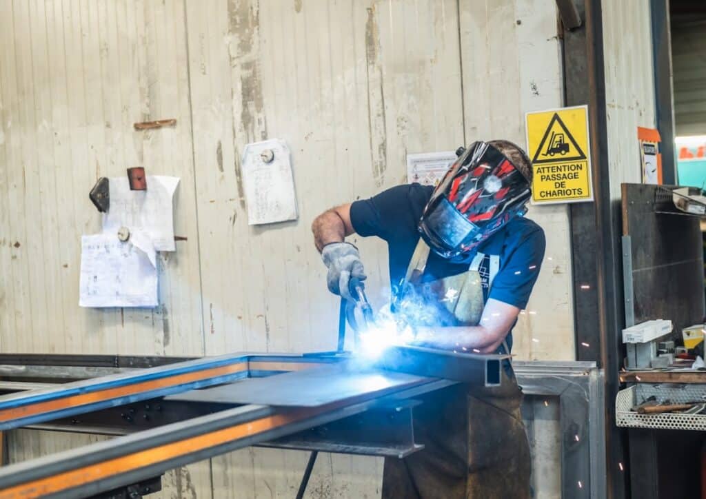 Technicien des Ateliers Dewerpe en train de souder de l'aluminium