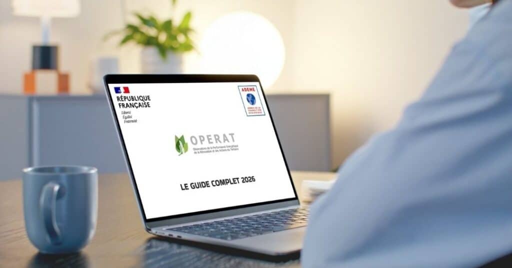 Personne devant son ordinateur en train de lire un guide sur la plateforme OPERAT