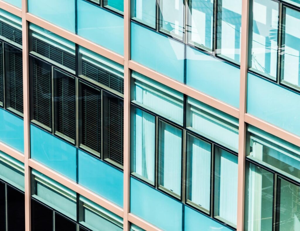 Façade vitrée d'un immeuble tertiaire avec chassis aluminium