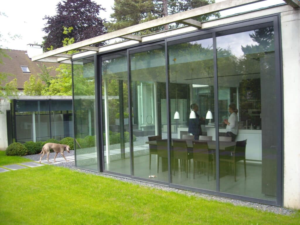 baie vitrée minimale côté