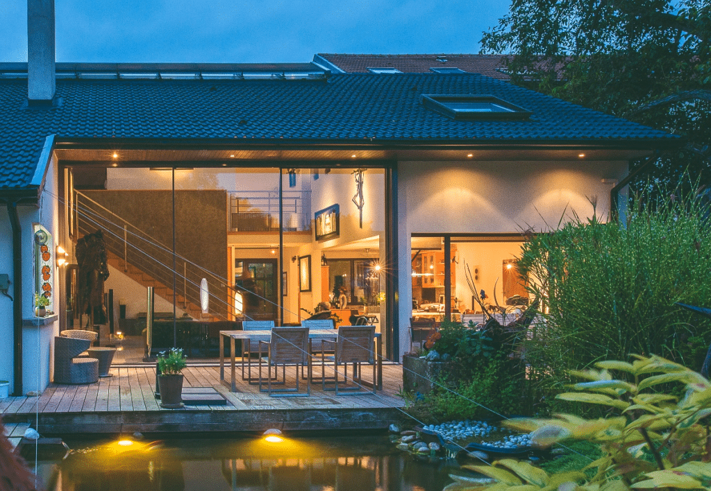 Baie vitrée minimale grand format nuit