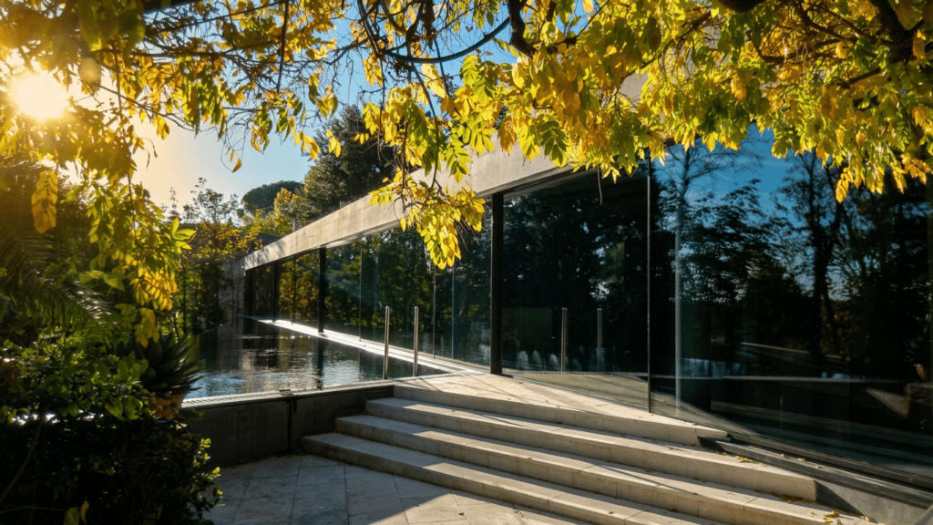 Baie vitrée minimaliste sur bassin d'eau