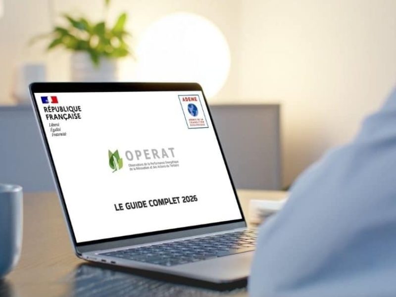 Personne devant son ordinateur en train de lire un guide sur la plateforme OPERAT