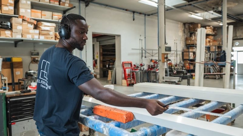 Technicien des Ateliers Dewerpe en train de mesurer une menuiserie