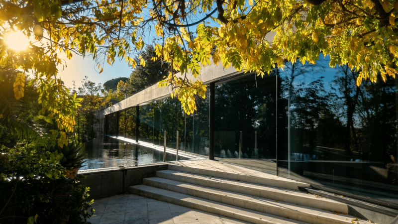 Baie vitrée minimaliste sur bassin d'eau