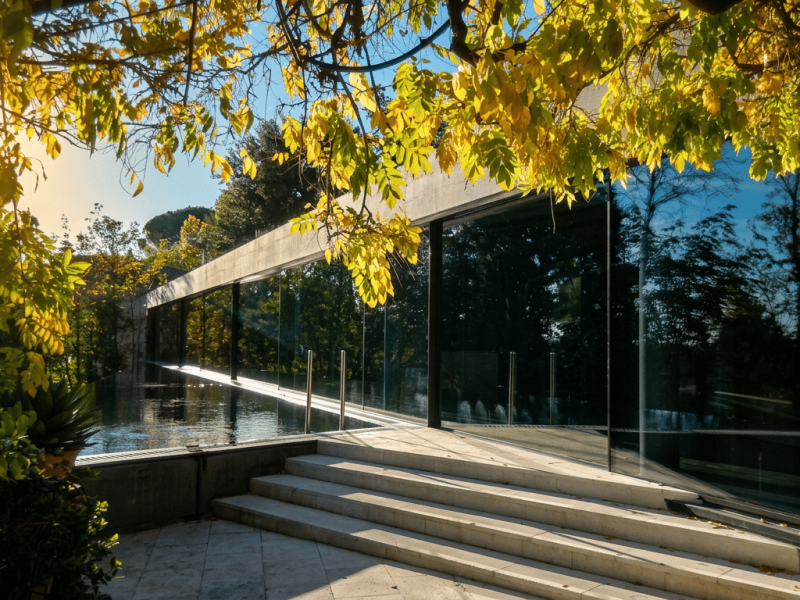 Baie vitrée minimaliste sur bassin d'eau